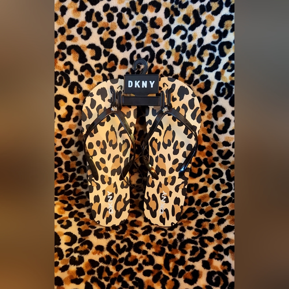 DKNY Flip Flop Sandals in Leopard Women's Sizes 6 and 8